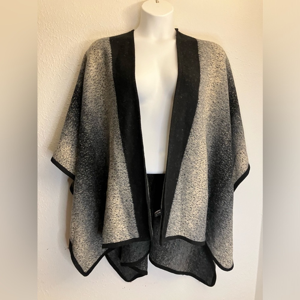 EUC Christina Lee France Shawl Poncho Wool Soft Gradient Multi Tone Flecked OS